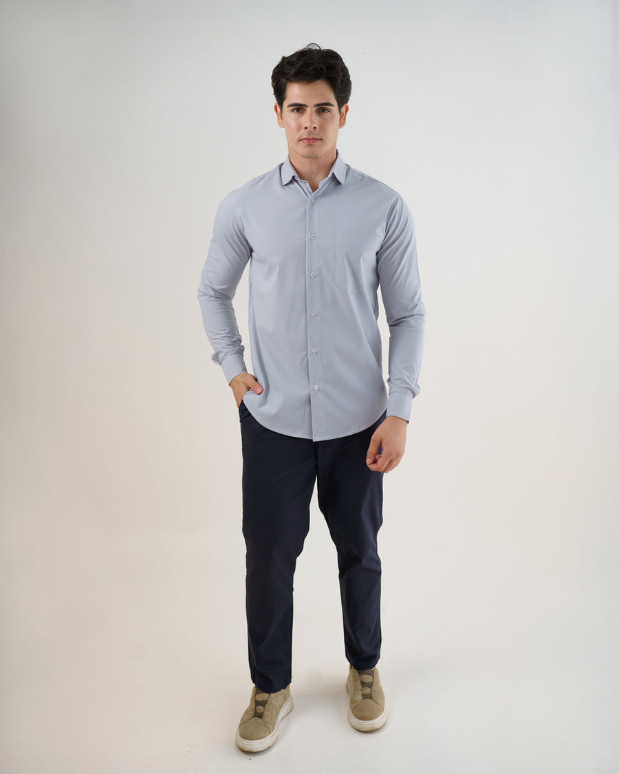 Camisa social masculina cinza claro slim, corpo inteiro frontal com botões aparentes e bolso no peito