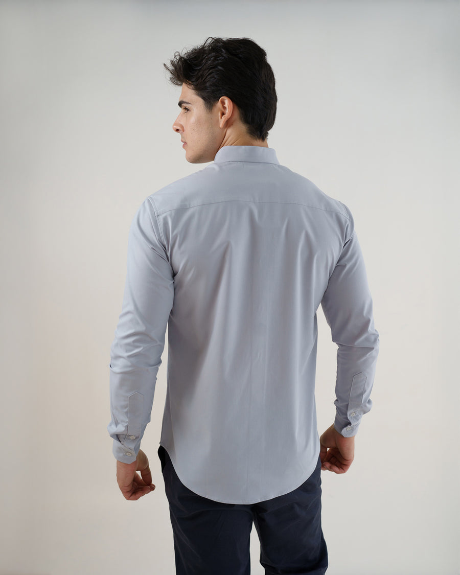 Camisa social masculina premium cinza claro, vista de costas mostrando corte slim e ombros estruturados