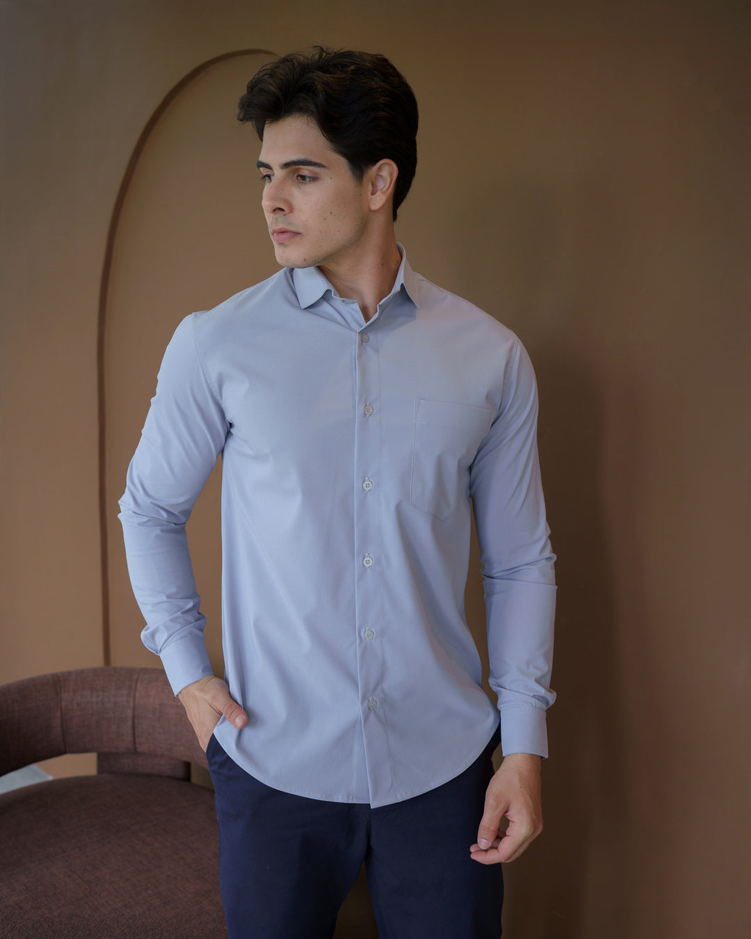 Camisa social masculina premium cinza claro, meio corpo frontal destacando gola e abotoamento completo — foto 4