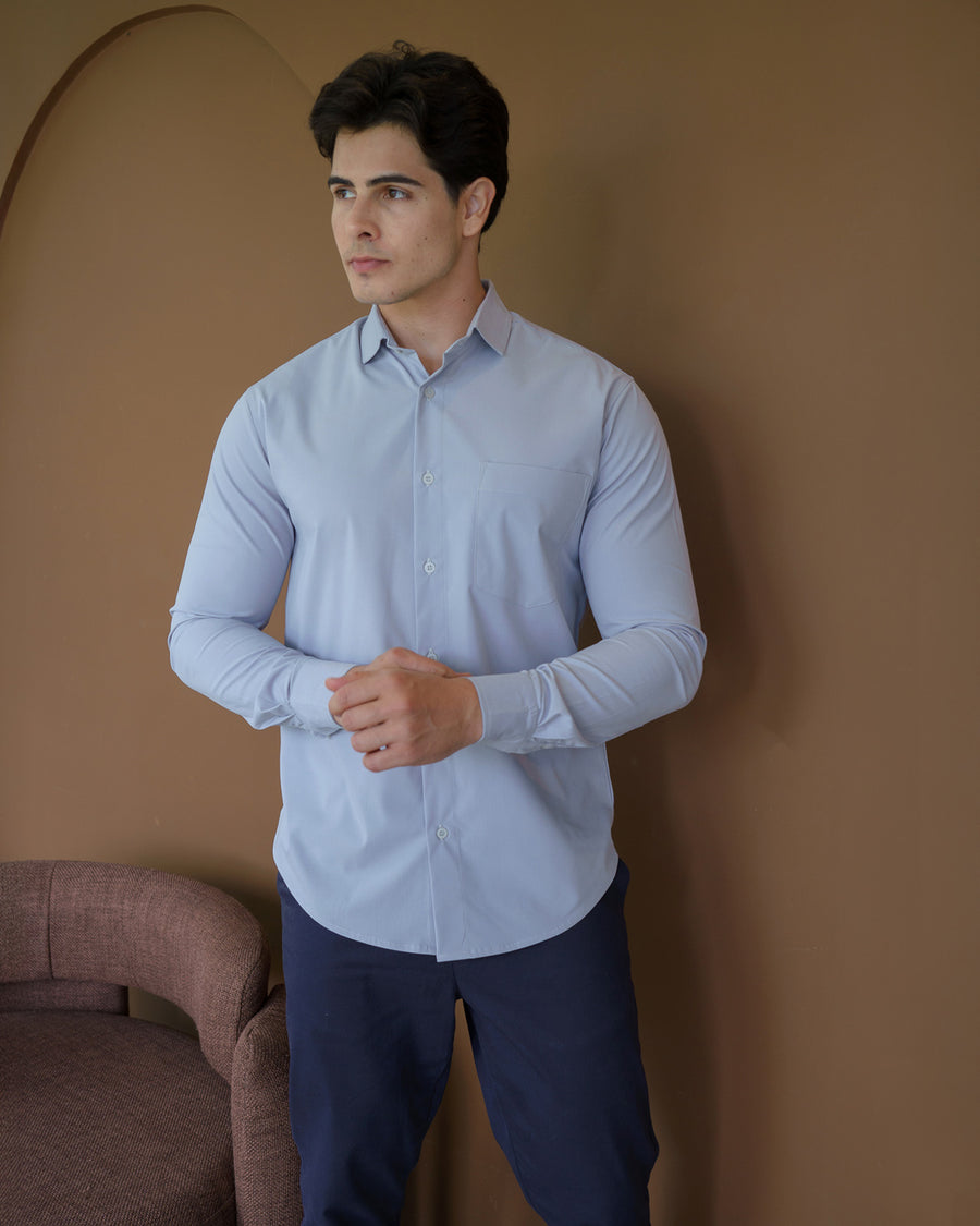 Camisa social masculina premium cinza claro, meio corpo com punhos abotoados e tecido liso sem estampa