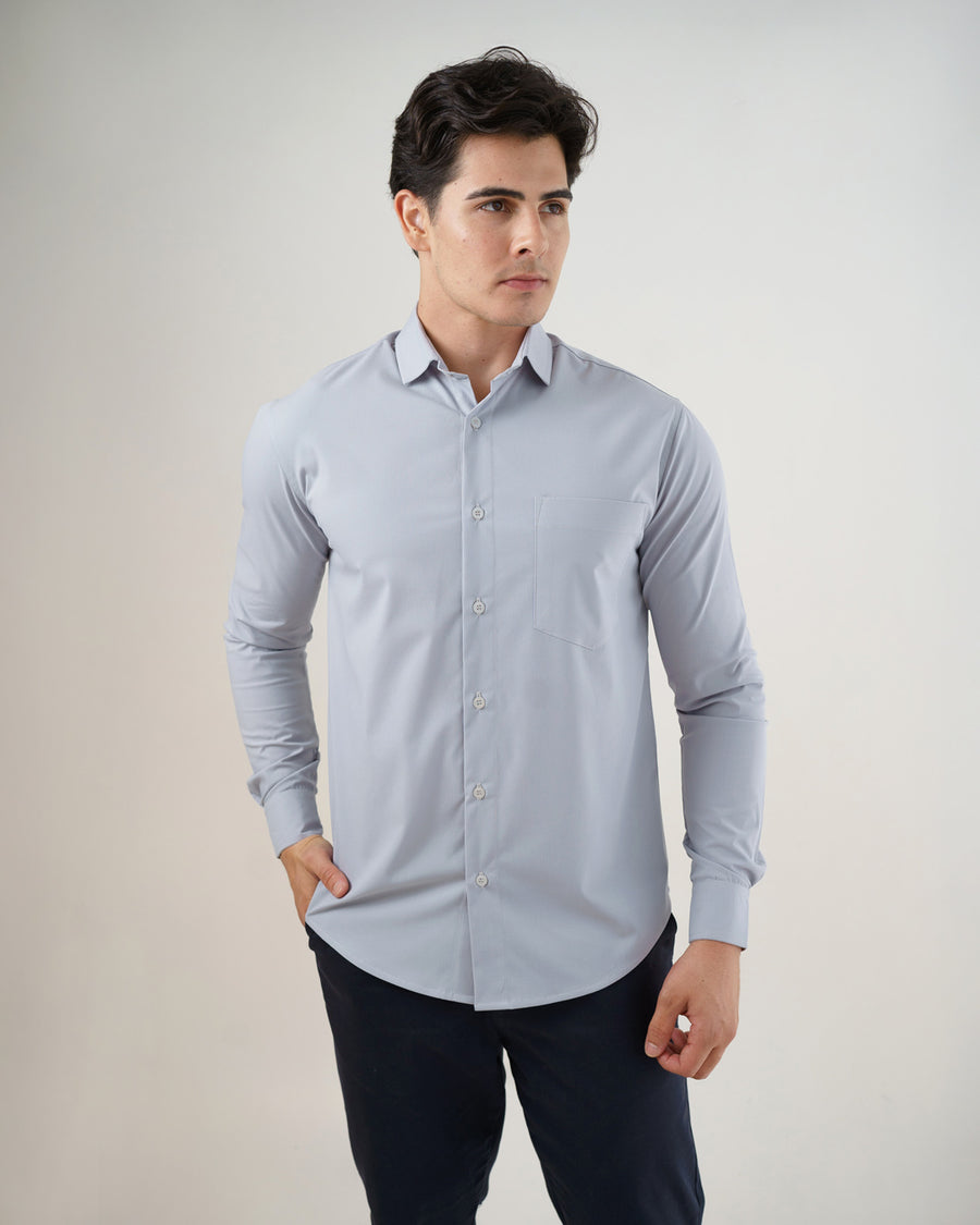 Camisa social masculina cinza claro manga longa, vista frontal com bolso no peito e botões claros