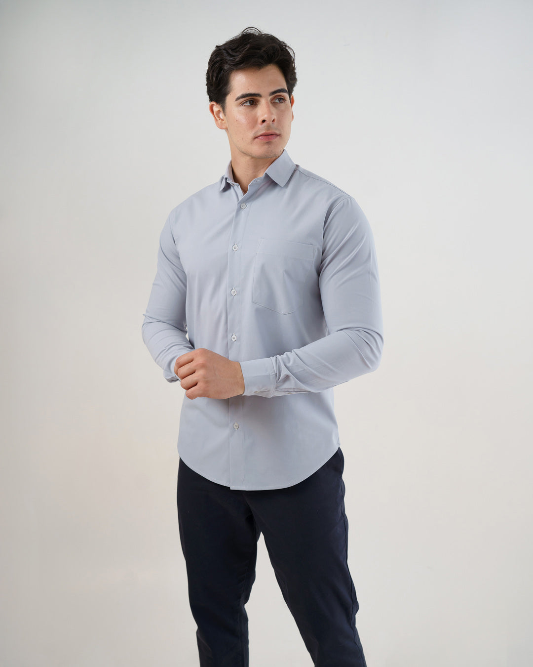 Camisa social masculina premium cinza claro manga longa, vista frontal com gola clássica e bolso no peito