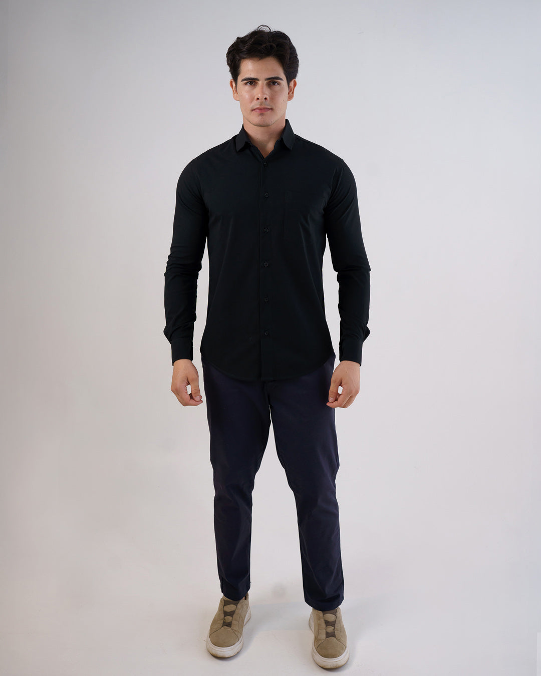 Camisa social masculina preta em corpo inteiro, modelo veste a camisa com calça azul marinho — foto 3