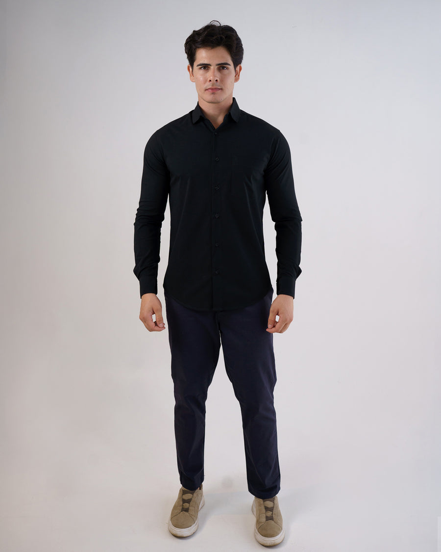 Camisa social masculina preta em corpo inteiro, modelo veste a camisa com calça azul marinho