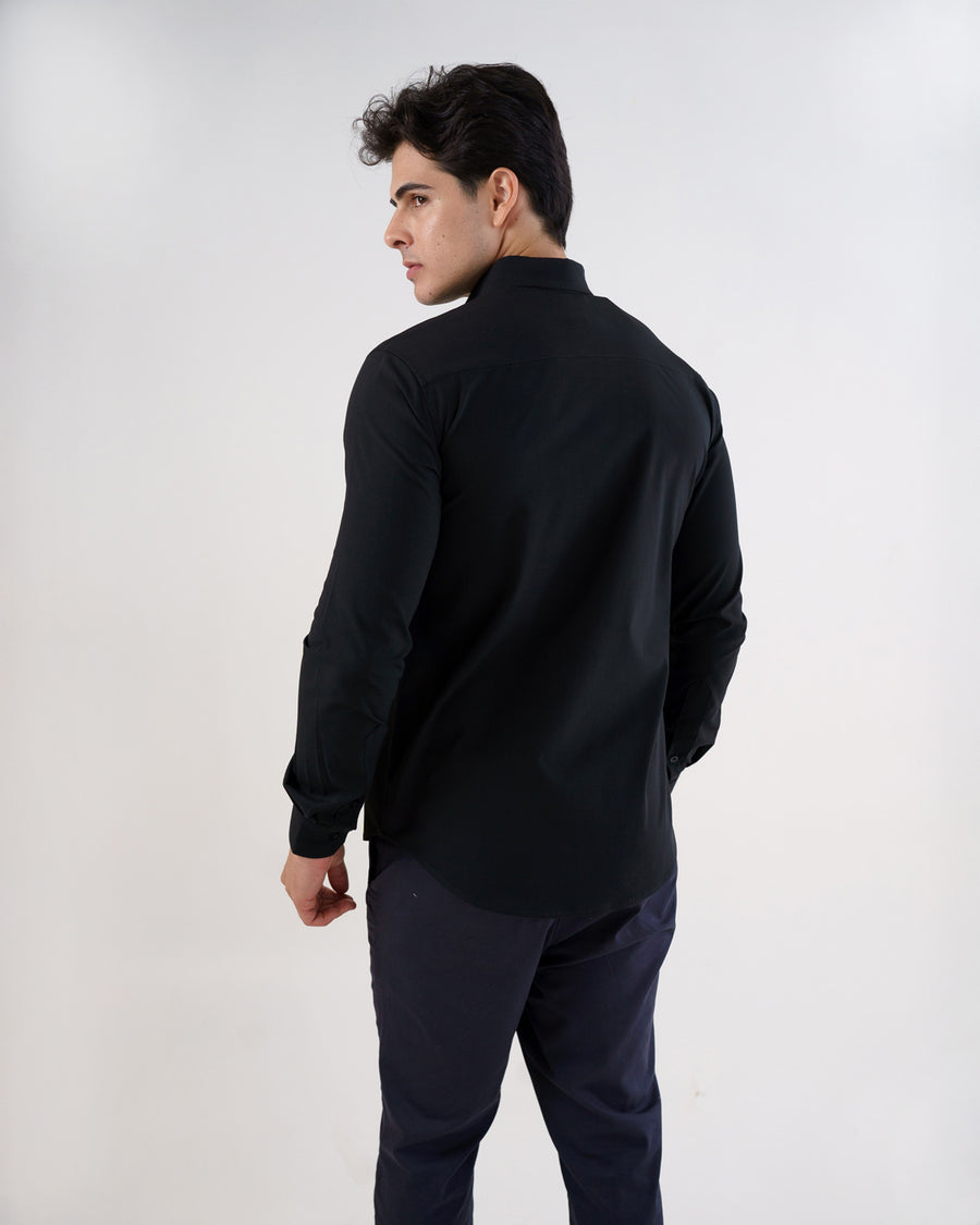 Camisa social masculina premium preta, vista de costas mostrando corte slim e ombros estruturados