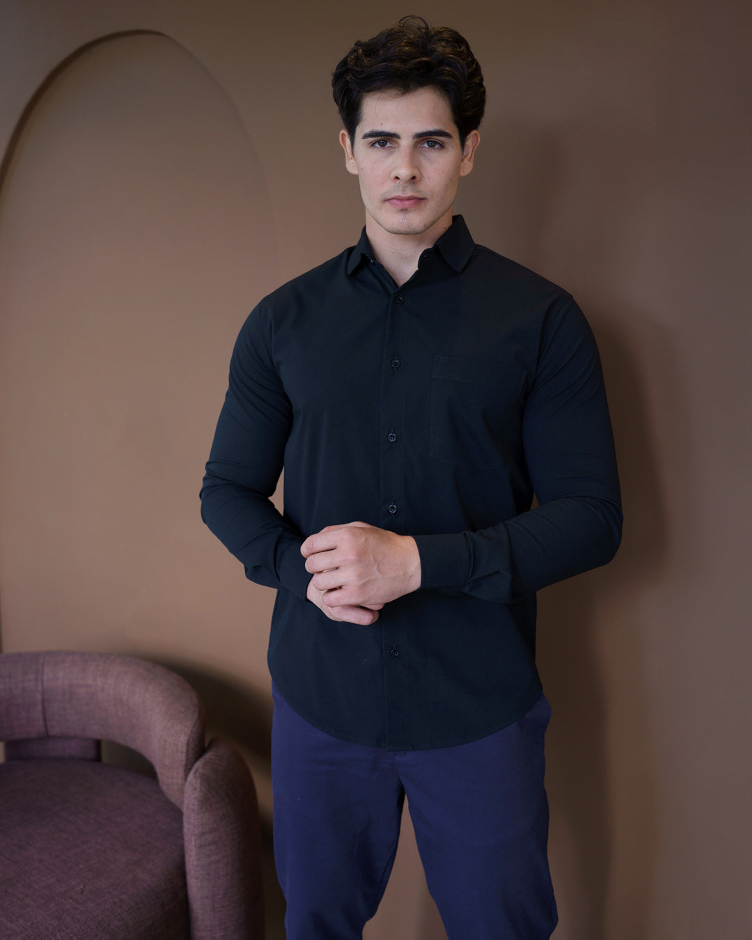 Camisa social masculina premium preta, meio corpo frontal com punhos abotoados e bolso no peito — foto 4