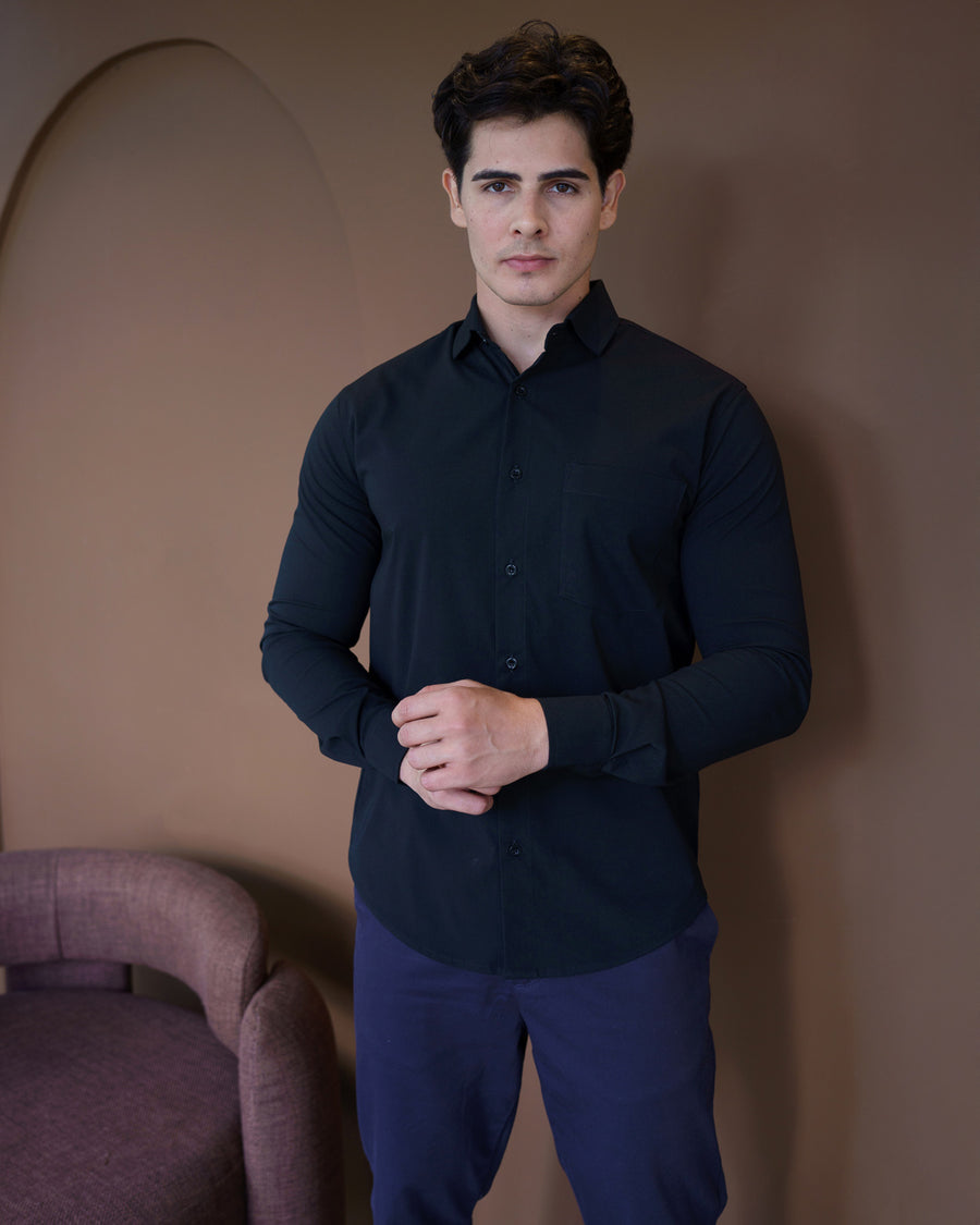 Camisa social masculina premium preta, meio corpo frontal com punhos abotoados e bolso no peito