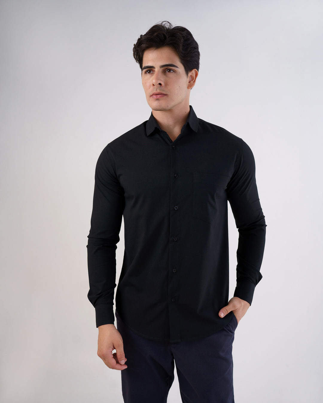 Camisa social masculina preta manga longa, vista frontal destacando gola e botões em tom escuro — foto 5