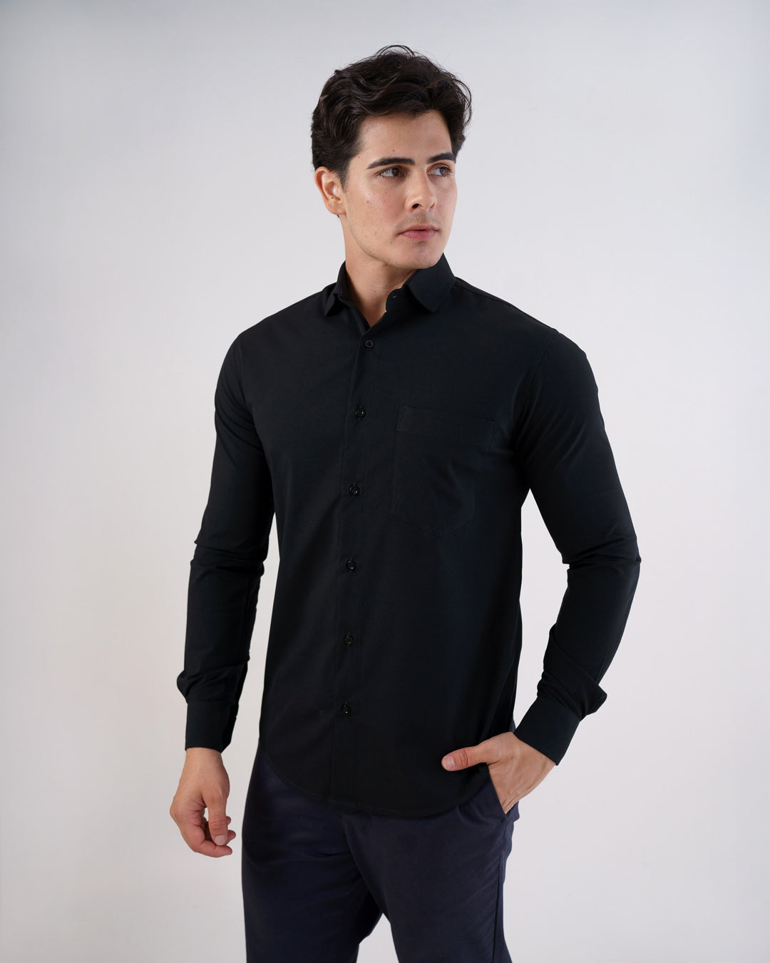 Camisa social masculina premium preta manga longa, vista frontal com gola clássica e bolso no peito