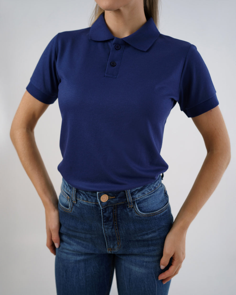Camiseta polo feminina azul marinho, detalhe aproximado da gola, botões e textura piquê do tecido