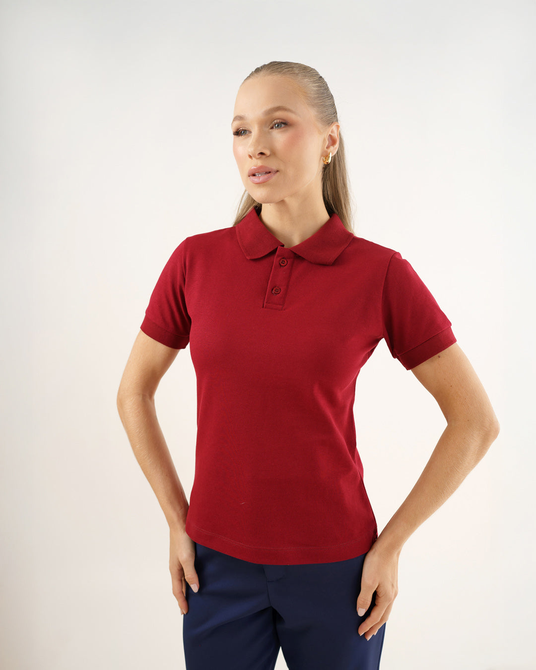 Camiseta polo feminina premium bordô, vista frontal destacando gola, dois botões e tecido piquê — foto 3