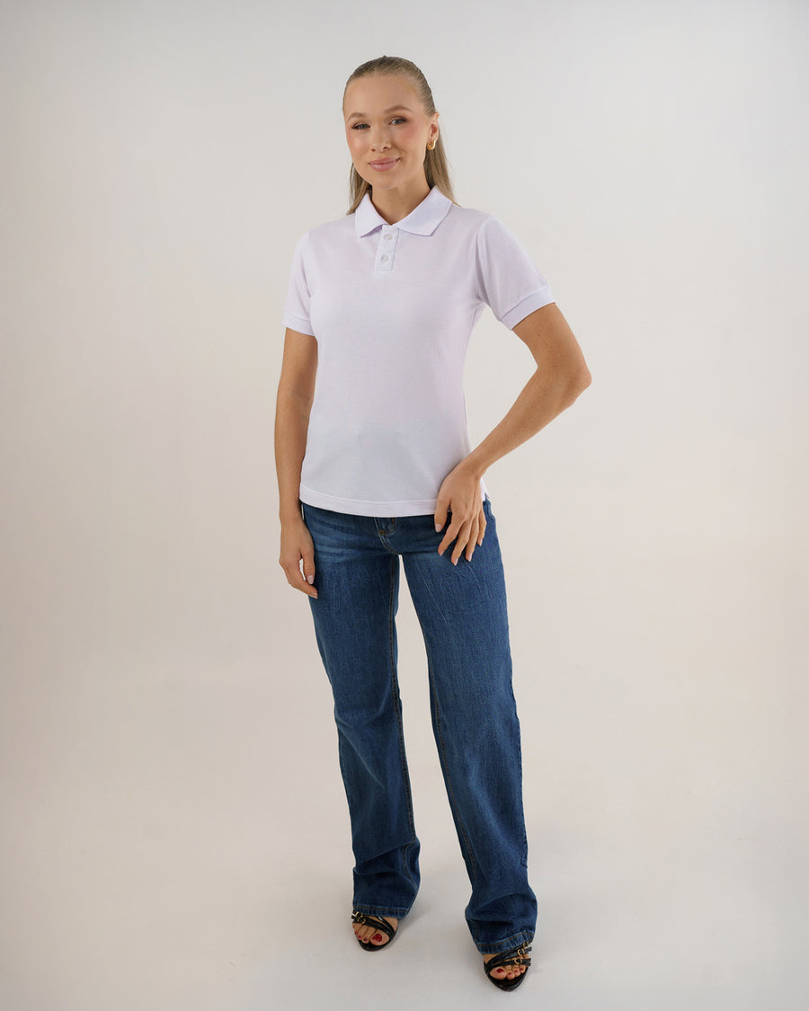 Camiseta polo feminina branca em corpo inteiro frontal, com mangas curtas de punho e caimento solto