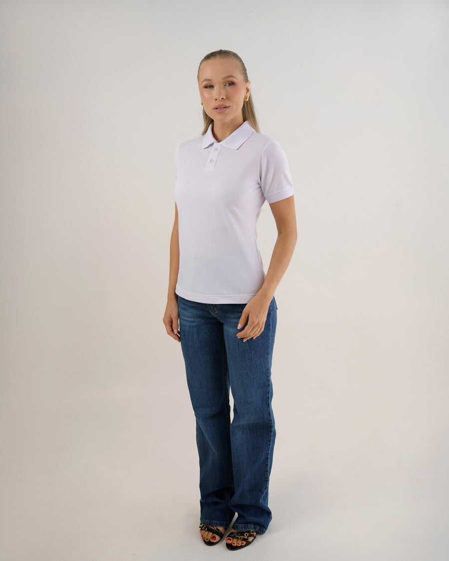 Camiseta polo feminina branca em corpo inteiro, modelo veste a polo com calça jeans azul
