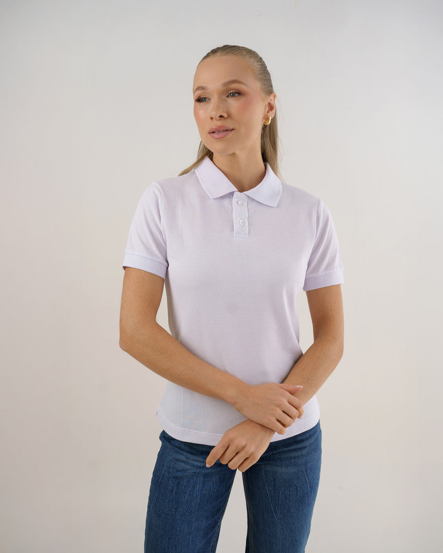 Camiseta polo feminina premium branca, vista frontal destacando gola, botões e tecido piquê