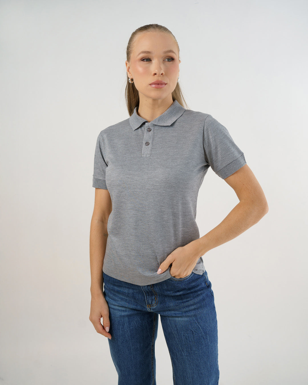 Camiseta polo feminina cinza claro mescla, meio corpo frontal destacando gola esportiva e tecido piquê — foto 4