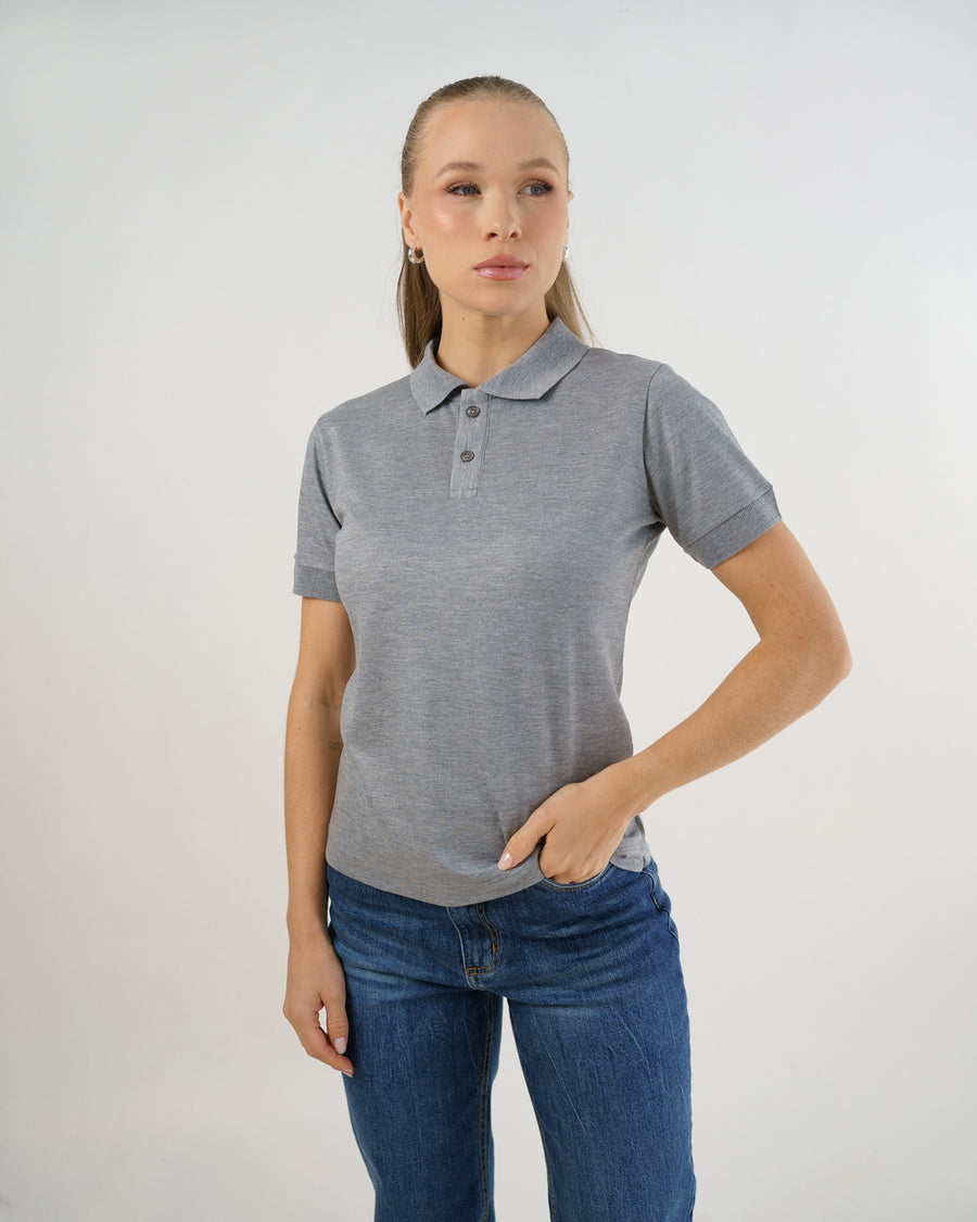 Camiseta polo feminina cinza claro mescla, meio corpo frontal destacando gola esportiva e tecido piquê