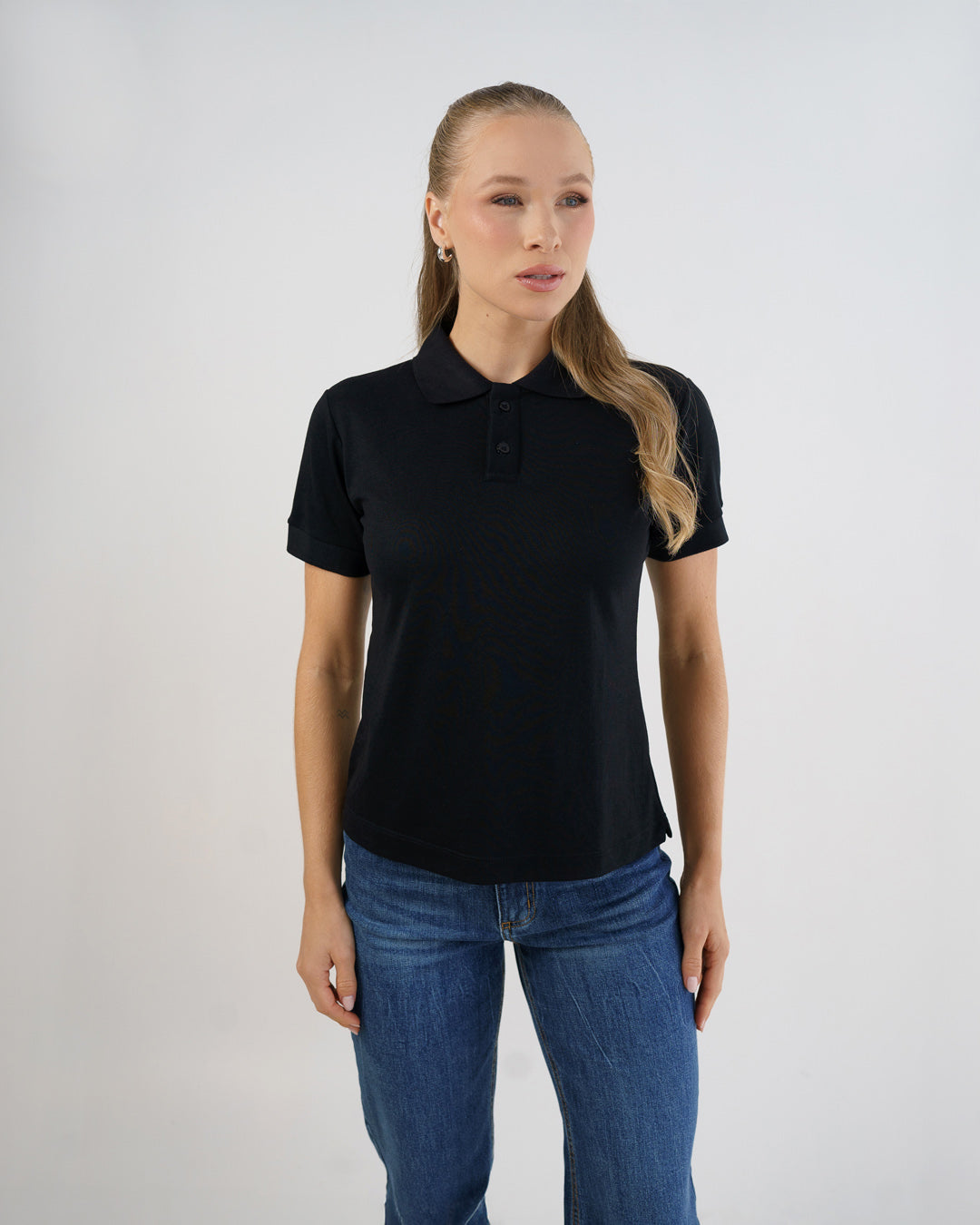 Camiseta polo feminina premium preta, vista frontal destacando gola esportiva e caimento ajustado — foto 3