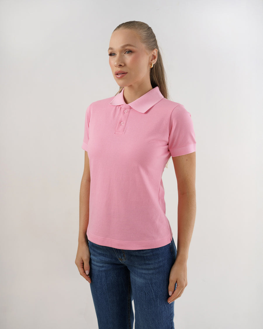 Camiseta polo feminina rosa claro em meio corpo de leve perfil, destacando gola e botões da peça