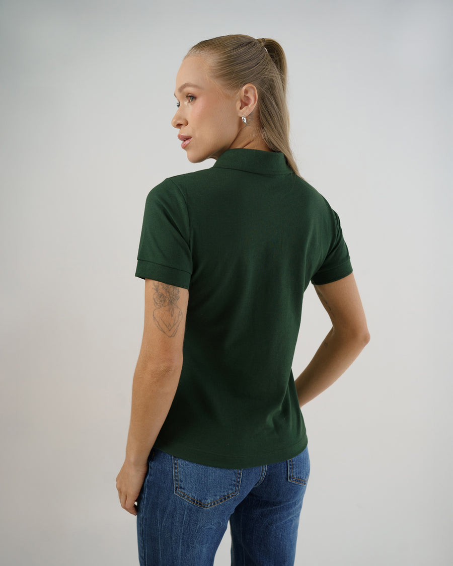 Camiseta polo feminina premium verde musgo, vista de costas mostrando caimento e punhos nas mangas
