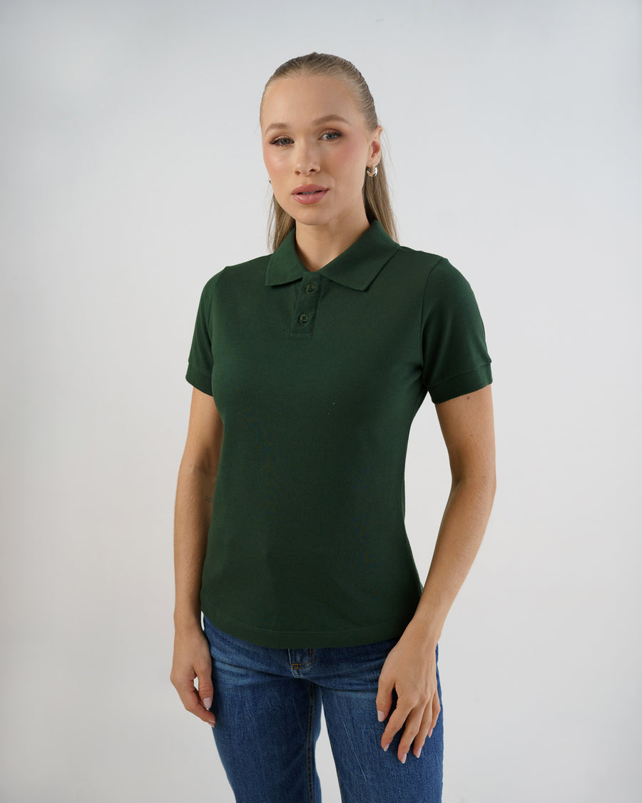 Camiseta polo feminina premium verde musgo, meio corpo frontal destacando gola esportiva e tecido piquê