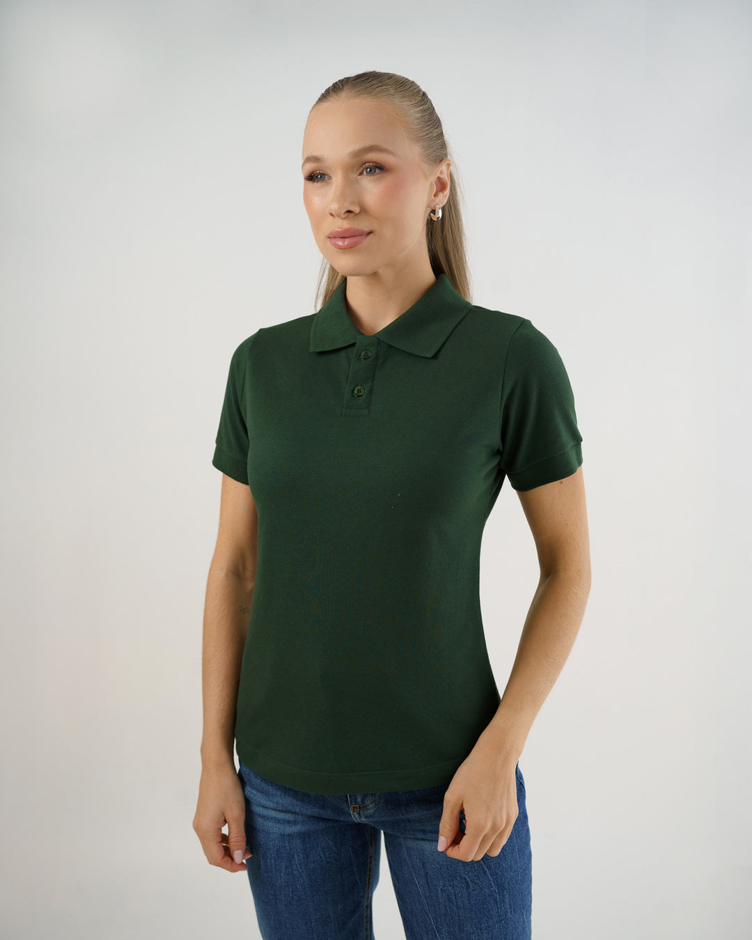 Camiseta polo feminina verde musgo em piquê, vista frontal com botões abotoados e caimento ajustado — foto 4