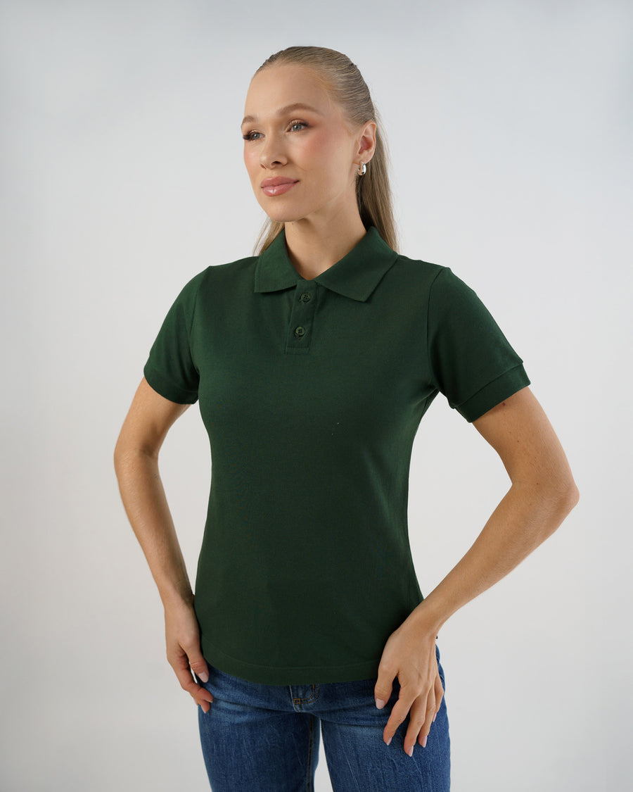 Camiseta polo feminina premium verde musgo, vista frontal com gola, dois botões e mangas curtas com punho