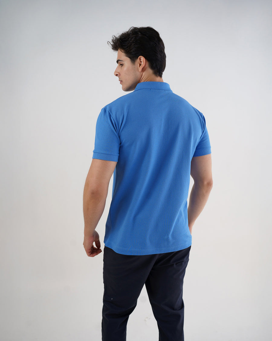 Camiseta polo masculina premium azul celeste, vista de costas mostrando caimento e textura piquê