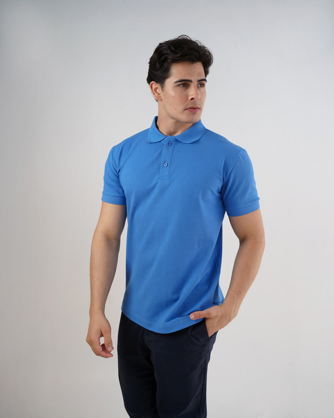 Camiseta polo masculina premium azul celeste em leve perfil, destacando gola, botões e mangas curtas — foto 3