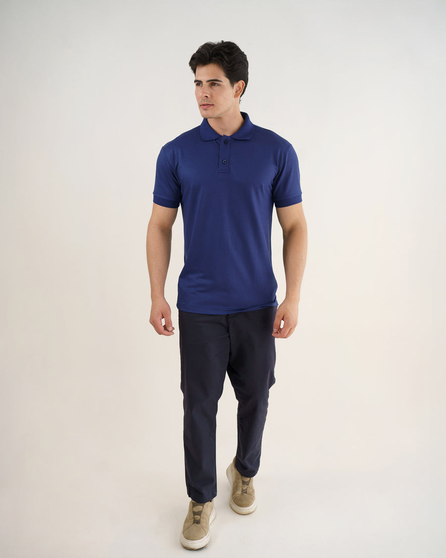 Camiseta polo masculina azul marinho em corpo inteiro frontal, usada com calça azul marinho