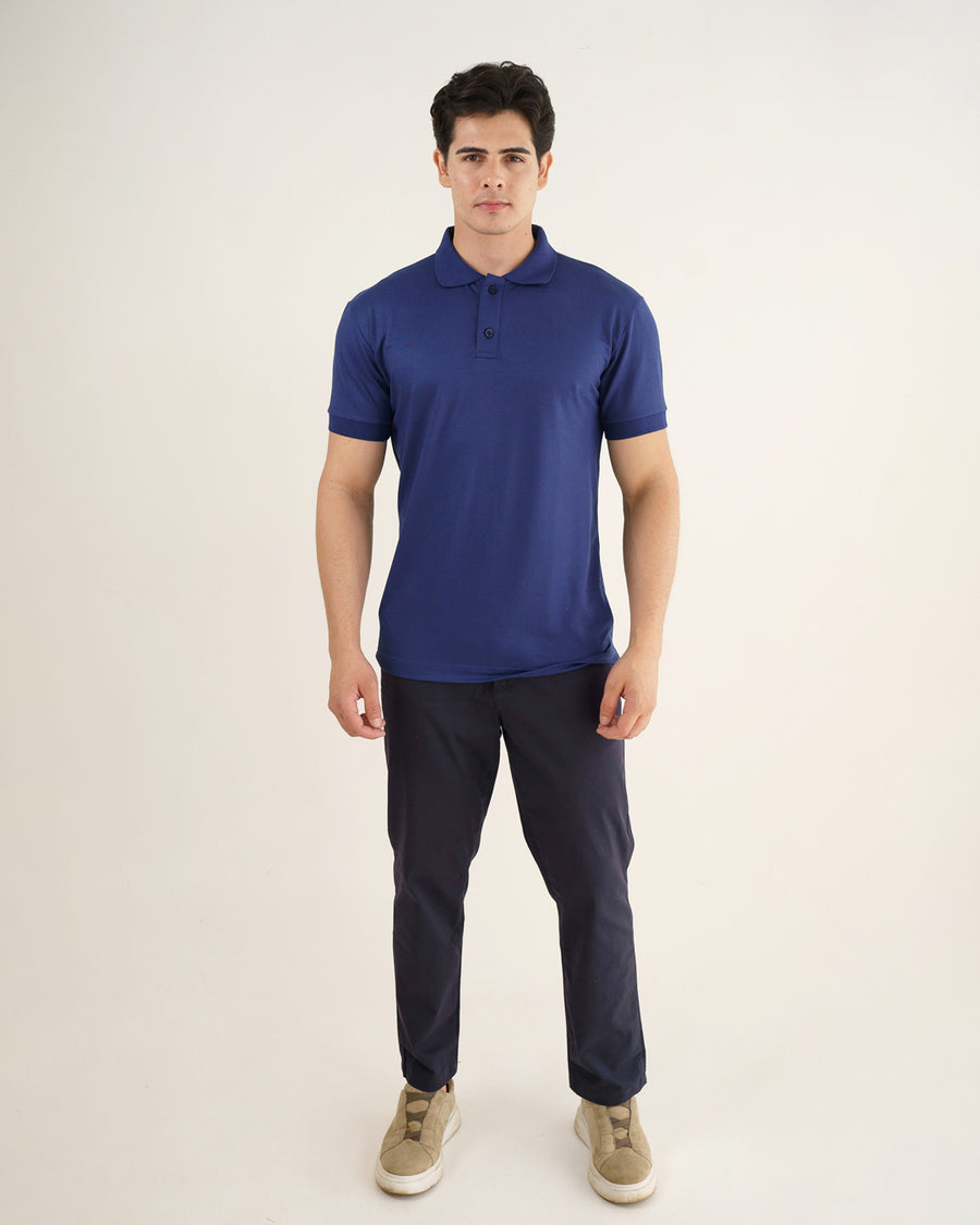 Camiseta polo masculina premium azul marinho em corpo inteiro, vista frontal com gola e dois botões