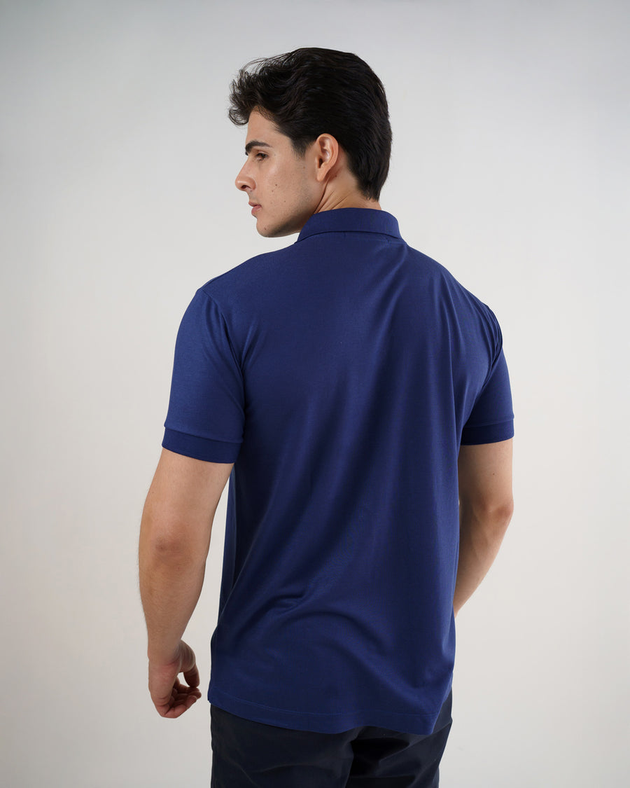 Camiseta polo masculina azul marinho, vista de costas mostrando caimento e punhos nas mangas curtas