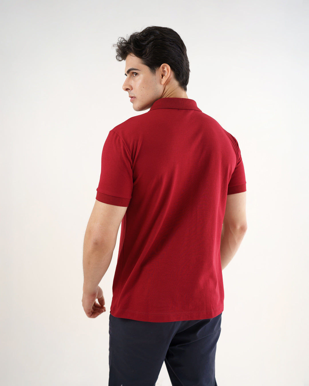 Camiseta polo masculina premium bordô vista de costas, mostrando ombros, gola e caimento do tecido piquet — foto 5