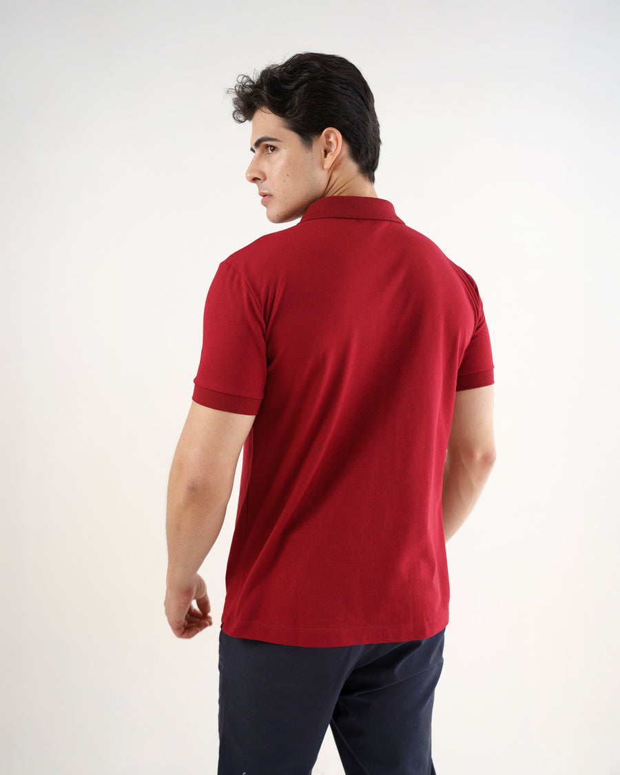 Camiseta polo masculina premium bordô vista de costas, mostrando ombros, gola e caimento do tecido piquet