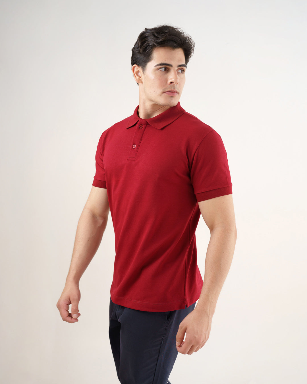 Camiseta polo masculina premium bordô vista de lado em meio corpo, mostrando gola, botões e manga curta com punho — foto 3