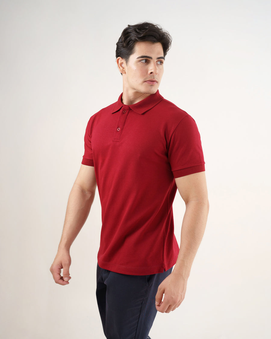 Camiseta polo masculina premium bordô vista de lado em meio corpo, mostrando gola, botões e manga curta com punho