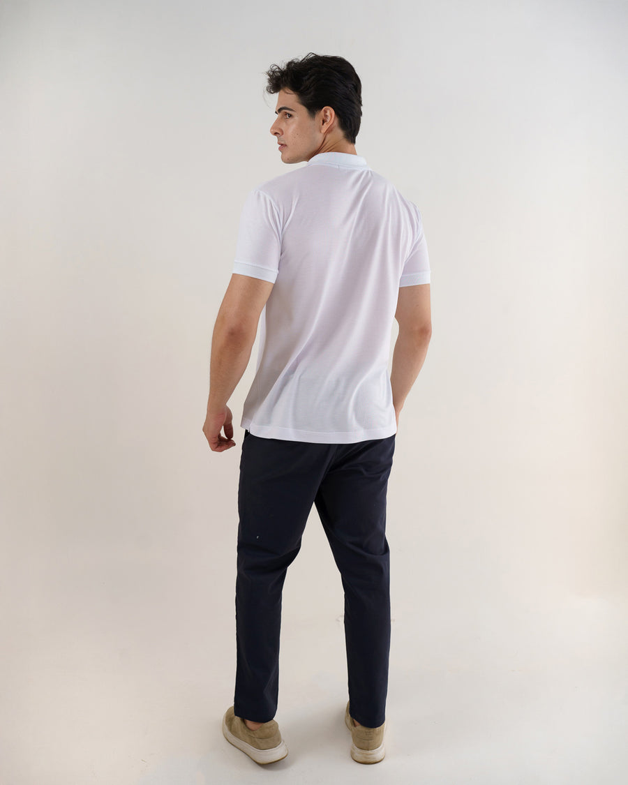 Camiseta polo masculina premium branca vista de costas em corpo inteiro, com gola e caimento solto do tecido
