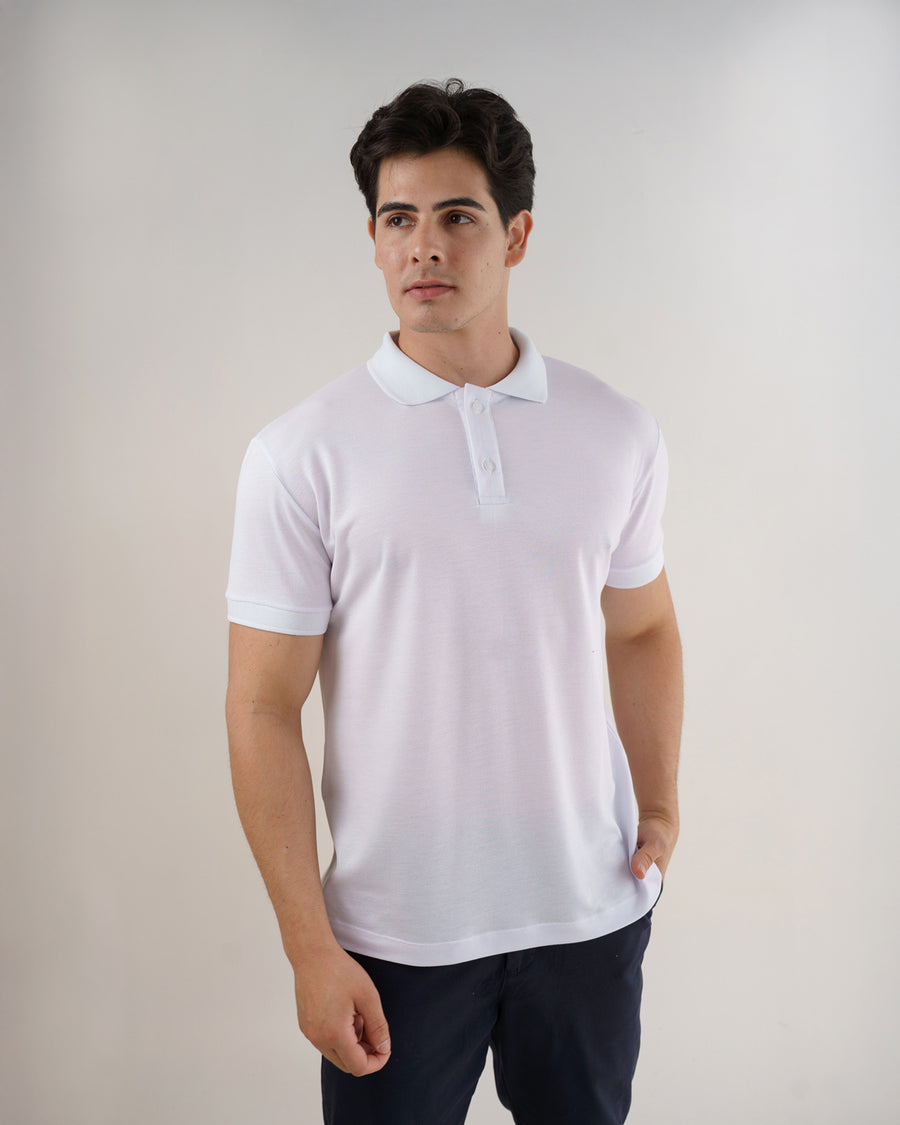 Camiseta polo masculina premium branca vestida por modelo, vista frontal de meio corpo com gola e dois botões