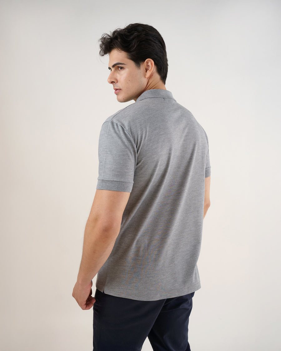 Camiseta polo masculina premium cinza claro vista de costas em meio corpo, mostrando ombros e tecido mesclado