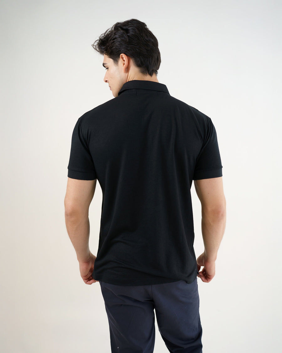 Camiseta polo masculina premium preta vista de costas em meio corpo, mostrando ombros e caimento do tecido
