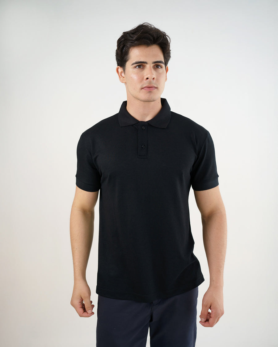 Camiseta polo masculina premium preta frontal de meio corpo em fundo claro, com botões fechados e manga curta