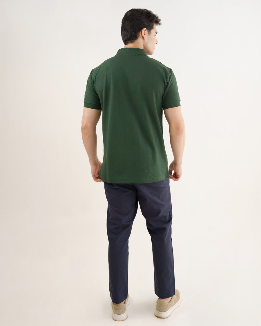Camiseta polo masculina premium verde musgo vista de costas em corpo inteiro, mostrando ombros e caimento