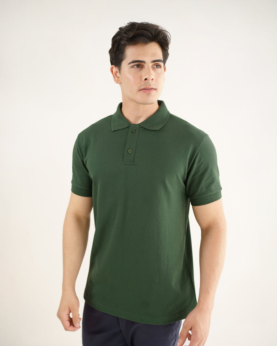 Camiseta polo masculina premium verde musgo frontal de meio corpo, mostrando gola, dois botões e tecido piquet