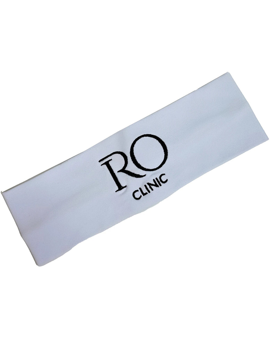 Faixa feminina branca aberta sobre fundo branco, detalhe do logotipo bordado personalizado em linha preta