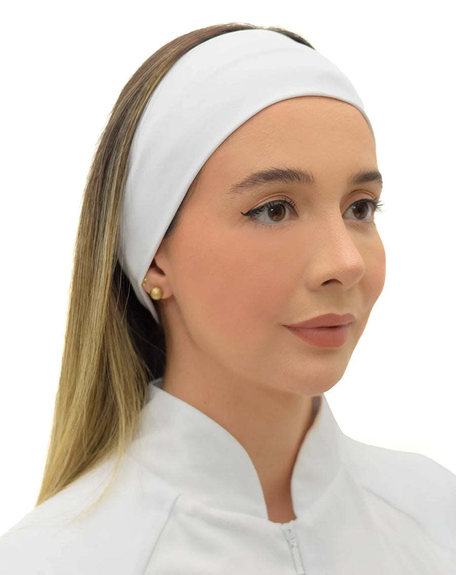 Faixa feminina branca de tecido usada na cabeça de modelo, vista frontal em leve ângulo com cabelo solto
