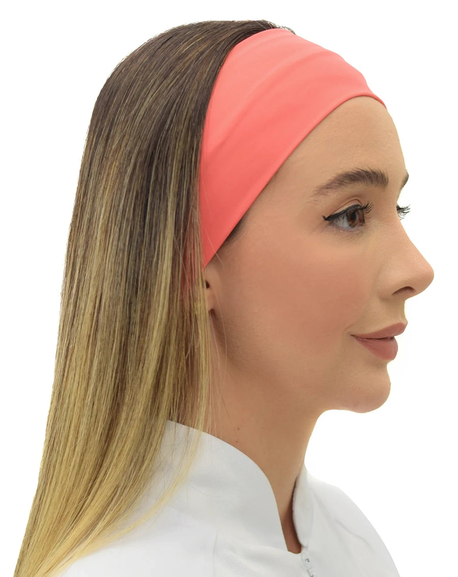 Faixa feminina coral em perfil completo da modelo, tecido liso ajustado acima da orelha e cabelo solto