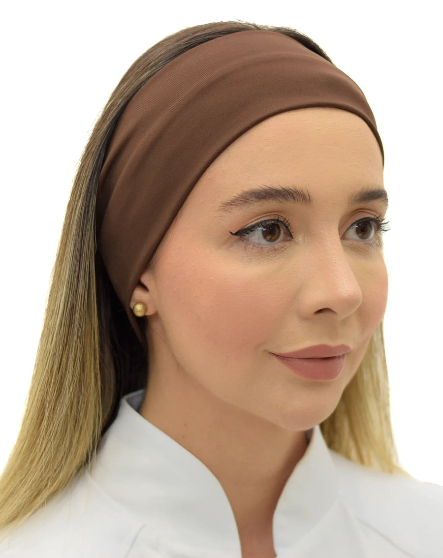 Faixa feminina marrom usada na cabeça de modelo, vista frontal em leve ângulo com cabelo solto e liso