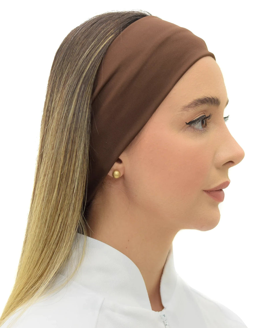 Faixa feminina marrom em perfil completo da modelo, tecido ajustado da testa até a nuca com cabelo solto