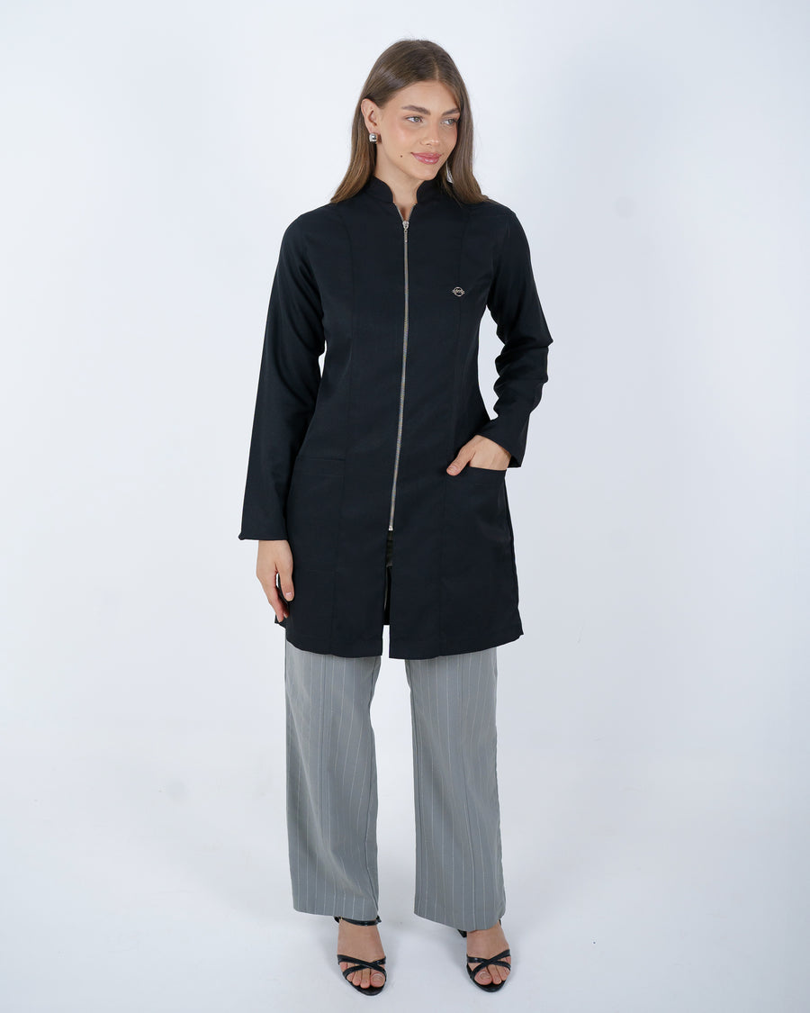 Jaleco Feminino Preto Acinturado com Zíper de Alta qualidade, com tecido gabardine premium, encorpado, sedoso e confortavel.