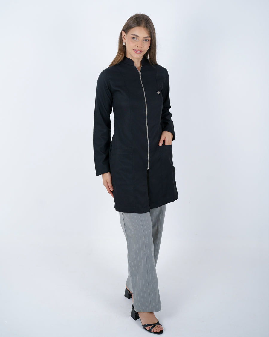 Jaleco Feminino Preto Acinturado com Zíper de Alta qualidade, com tecido gabardine premium, encorpado, sedoso e confortavel.