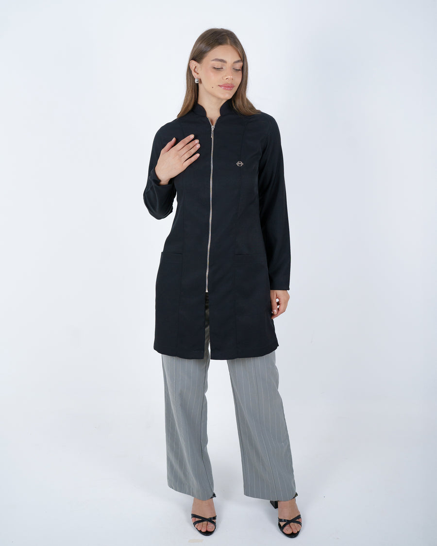Jaleco Feminino Preto Acinturado com Zíper de Alta qualidade, com tecido gabardine premium, encorpado, sedoso e confortavel.